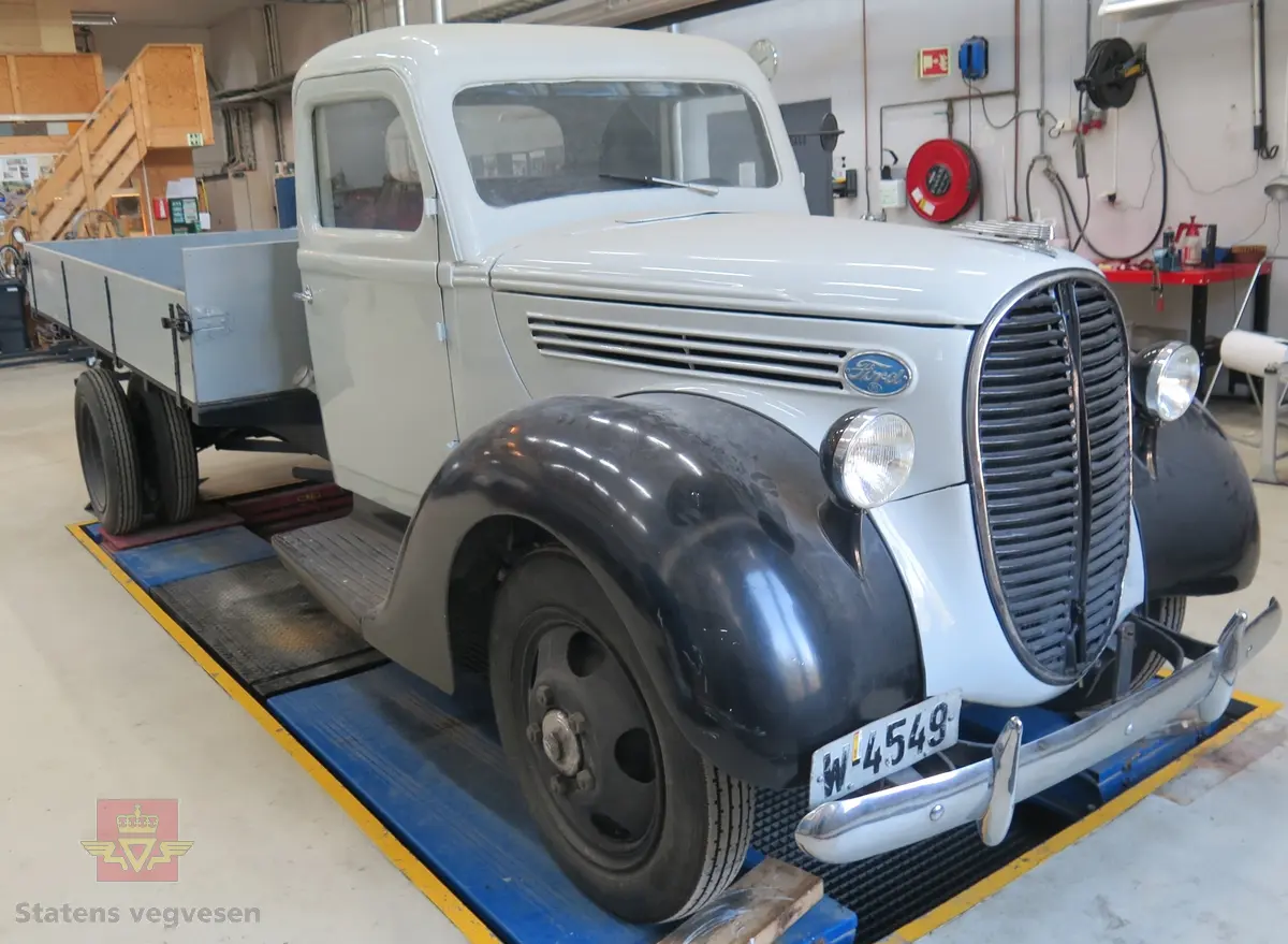 Grå og svart lastebil med plan og tipp. Bilen har 6 hjul og har bakhjuls-trekk. Svart interiør. Motoren er en bensindrevet V8 Ford "flathead" med et sylindervolum på 3620 kubikkcentimeter og en ytelse på 85 hk. Speedometerstand er 68500 km. Maks. totalvekt er 5100 kg og maks. nyttelast er 2675 kg.
Det er verdt å merke seg at dagens understells nummer er 18465698 mens det var opprinnelig 18-4656987, altså et siffer mer (7-tallet til slutt).