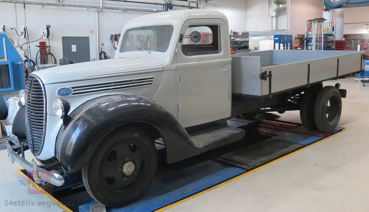 Grå og svart lastebil med plan og tipp. Bilen har 6 hjul og har bakhjuls-trekk. Svart interiør. Motoren er en bensindrevet V8 Ford "flathead" med et sylindervolum på 3620 kubikkcentimeter og en ytelse på 85 hk. Speedometerstand er 68500 km. Maks. totalvekt er 5100 kg og maks. nyttelast er 2675 kg.
Det er verdt å merke seg at dagens understells nummer er 18465698 mens det var opprinnelig 18-4656987, altså et siffer mer (7-tallet til slutt).