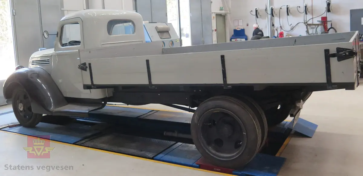 Grå og svart lastebil med plan og tipp. Bilen har 6 hjul og har bakhjuls-trekk. Svart interiør. Motoren er en bensindrevet V8 Ford "flathead" med et sylindervolum på 3620 kubikkcentimeter og en ytelse på 85 hk. Speedometerstand er 68500 km. Maks. totalvekt er 5100 kg og maks. nyttelast er 2675 kg.
Det er verdt å merke seg at dagens understells nummer er 18465698 mens det var opprinnelig 18-4656987, altså et siffer mer (7-tallet til slutt).