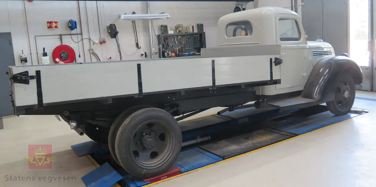 Grå og svart lastebil med plan og tipp. Bilen har 6 hjul og har bakhjuls-trekk. Svart interiør. Motoren er en bensindrevet V8 Ford "flathead" med et sylindervolum på 3620 kubikkcentimeter og en ytelse på 85 hk. Speedometerstand er 68500 km. Maks. totalvekt er 5100 kg og maks. nyttelast er 2675 kg.
Det er verdt å merke seg at dagens understells nummer er 18465698 mens det var opprinnelig 18-4656987, altså et siffer mer (7-tallet til slutt).