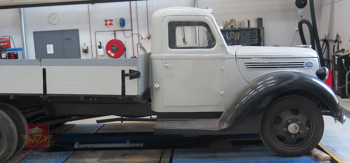 Grå og svart lastebil med plan og tipp. Bilen har 6 hjul og har bakhjuls-trekk. Svart interiør. Motoren er en bensindrevet V8 Ford "flathead" med et sylindervolum på 3620 kubikkcentimeter og en ytelse på 85 hk. Speedometerstand er 68500 km. Maks. totalvekt er 5100 kg og maks. nyttelast er 2675 kg.
Det er verdt å merke seg at dagens understells nummer er 18465698 mens det var opprinnelig 18-4656987, altså et siffer mer (7-tallet til slutt).
