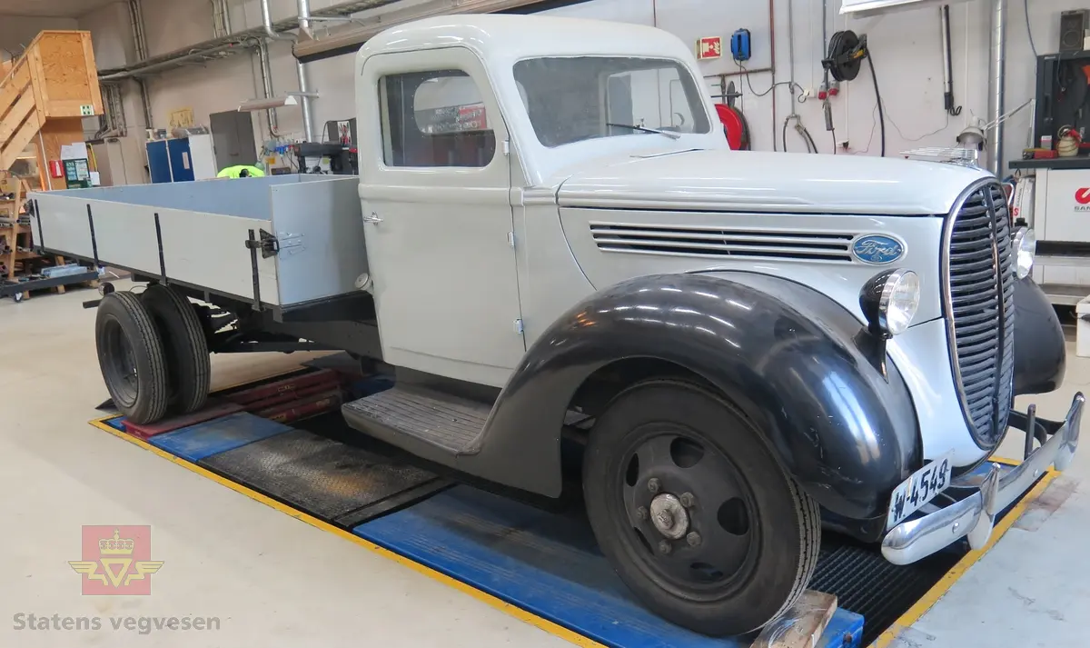 Grå og svart lastebil med plan og tipp. Bilen har 6 hjul og har bakhjuls-trekk. Svart interiør. Motoren er en bensindrevet V8 Ford "flathead" med et sylindervolum på 3620 kubikkcentimeter og en ytelse på 85 hk. Speedometerstand er 68500 km. Maks. totalvekt er 5100 kg og maks. nyttelast er 2675 kg.
Det er verdt å merke seg at dagens understells nummer er 18465698 mens det var opprinnelig 18-4656987, altså et siffer mer (7-tallet til slutt).