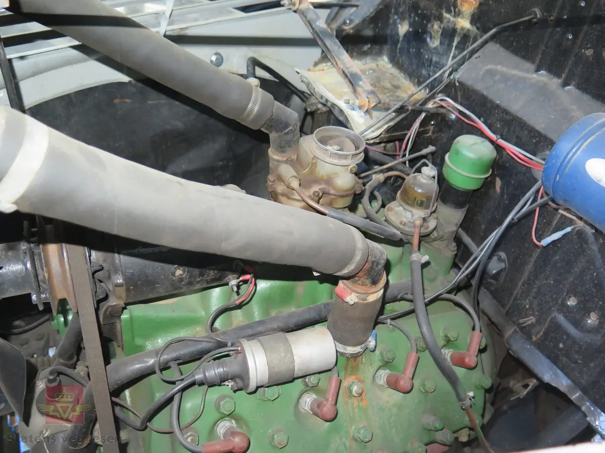 Grå og svart lastebil med plan og tipp. Bilen har 6 hjul og har bakhjuls-trekk. Svart interiør. Motoren er en bensindrevet V8 Ford "flathead" med et sylindervolum på 3620 kubikkcentimeter og en ytelse på 85 hk. Speedometerstand er 68500 km. Maks. totalvekt er 5100 kg og maks. nyttelast er 2675 kg.
Det er verdt å merke seg at dagens understells nummer er 18465698 mens det var opprinnelig 18-4656987, altså et siffer mer (7-tallet til slutt).