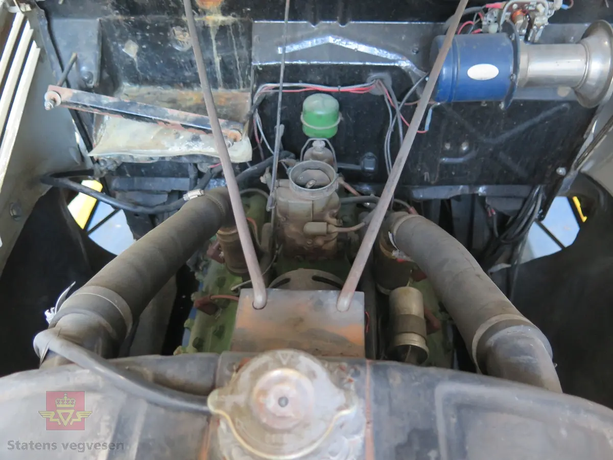 Grå og svart lastebil med plan og tipp. Bilen har 6 hjul og har bakhjuls-trekk. Svart interiør. Motoren er en bensindrevet V8 Ford "flathead" med et sylindervolum på 3620 kubikkcentimeter og en ytelse på 85 hk. Speedometerstand er 68500 km. Maks. totalvekt er 5100 kg og maks. nyttelast er 2675 kg.
Det er verdt å merke seg at dagens understells nummer er 18465698 mens det var opprinnelig 18-4656987, altså et siffer mer (7-tallet til slutt).