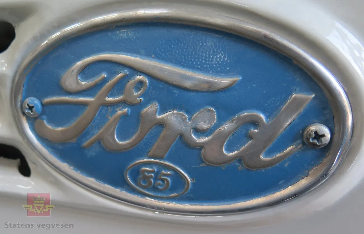 Grå og svart lastebil med plan og tipp. Bilen har 6 hjul og har bakhjuls-trekk. Svart interiør. Motoren er en bensindrevet V8 Ford "flathead" med et sylindervolum på 3620 kubikkcentimeter og en ytelse på 85 hk. Speedometerstand er 68500 km. Maks. totalvekt er 5100 kg og maks. nyttelast er 2675 kg.
Det er verdt å merke seg at dagens understells nummer er 18465698 mens det var opprinnelig 18-4656987, altså et siffer mer (7-tallet til slutt).
