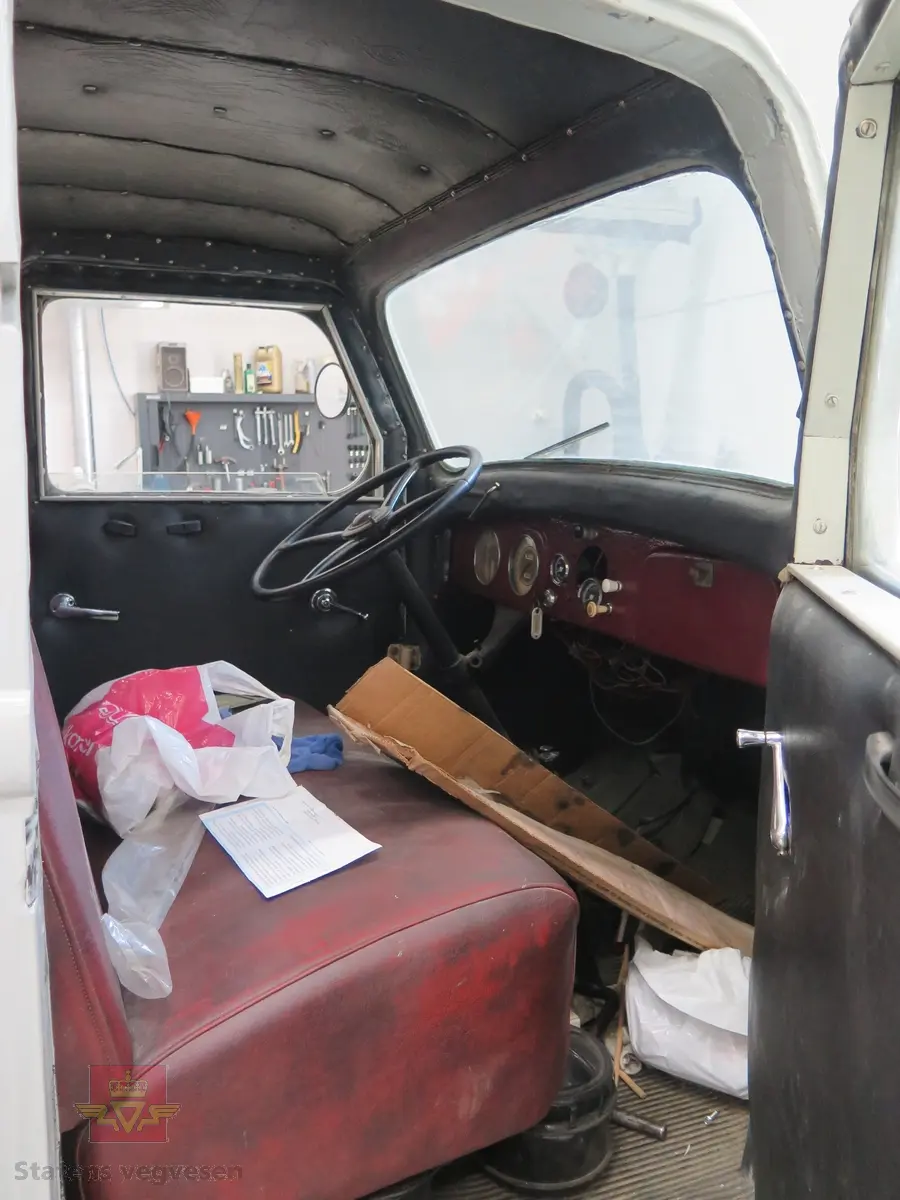 Grå og svart lastebil med plan og tipp. Bilen har 6 hjul og har bakhjuls-trekk. Svart interiør. Motoren er en bensindrevet V8 Ford "flathead" med et sylindervolum på 3620 kubikkcentimeter og en ytelse på 85 hk. Speedometerstand er 68500 km. Maks. totalvekt er 5100 kg og maks. nyttelast er 2675 kg.
Det er verdt å merke seg at dagens understells nummer er 18465698 mens det var opprinnelig 18-4656987, altså et siffer mer (7-tallet til slutt).