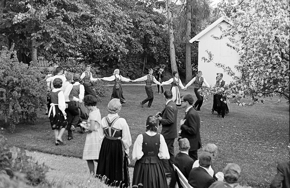Hamar Lærerskole, hagefest, leikarring, folkedans,
