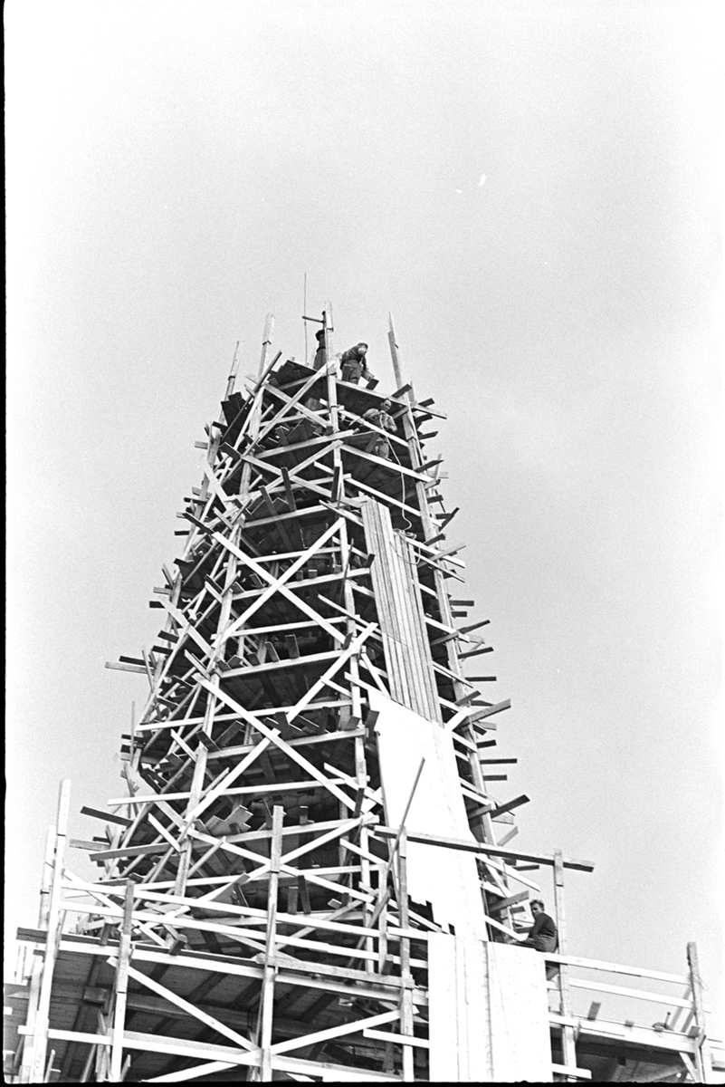 Hamar domkirke, restaurering av kirketårnet,stillaser,håndverkere.