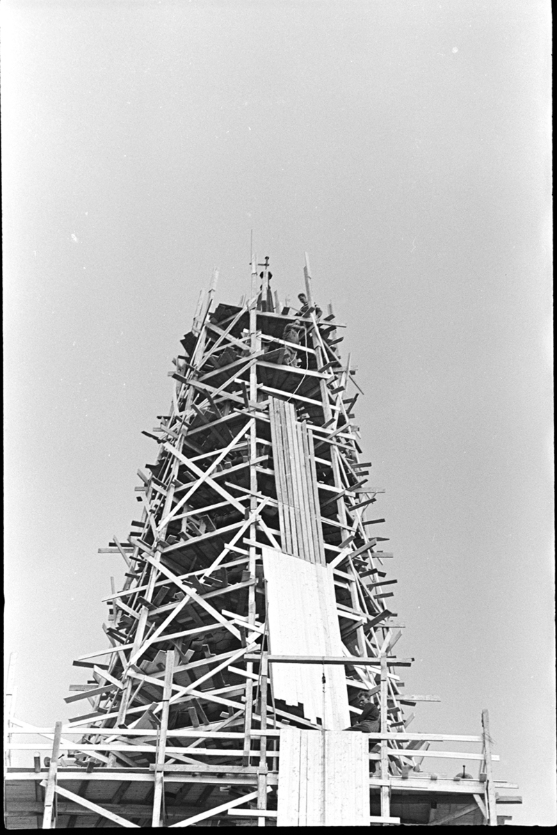 Hamar domkirke, restaurering av kirketårnet,stillaser,håndverkere.