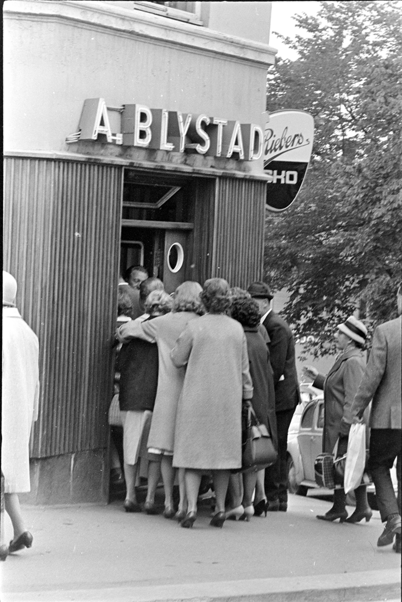 Salg, kø,Torggata, Hamar, A. Blystad, skobutikk.