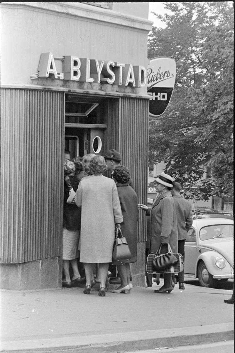 Salg, kø,Torggata, Hamar, A. Blystad, skobutikk.