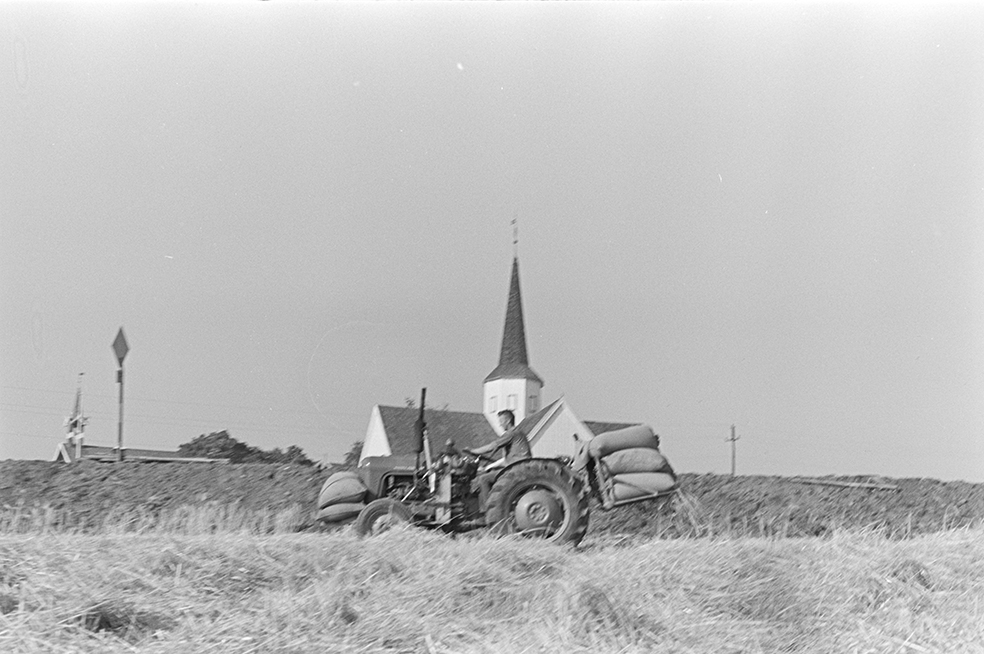 Skuronn, traktor,kornsekker, Brøttum
