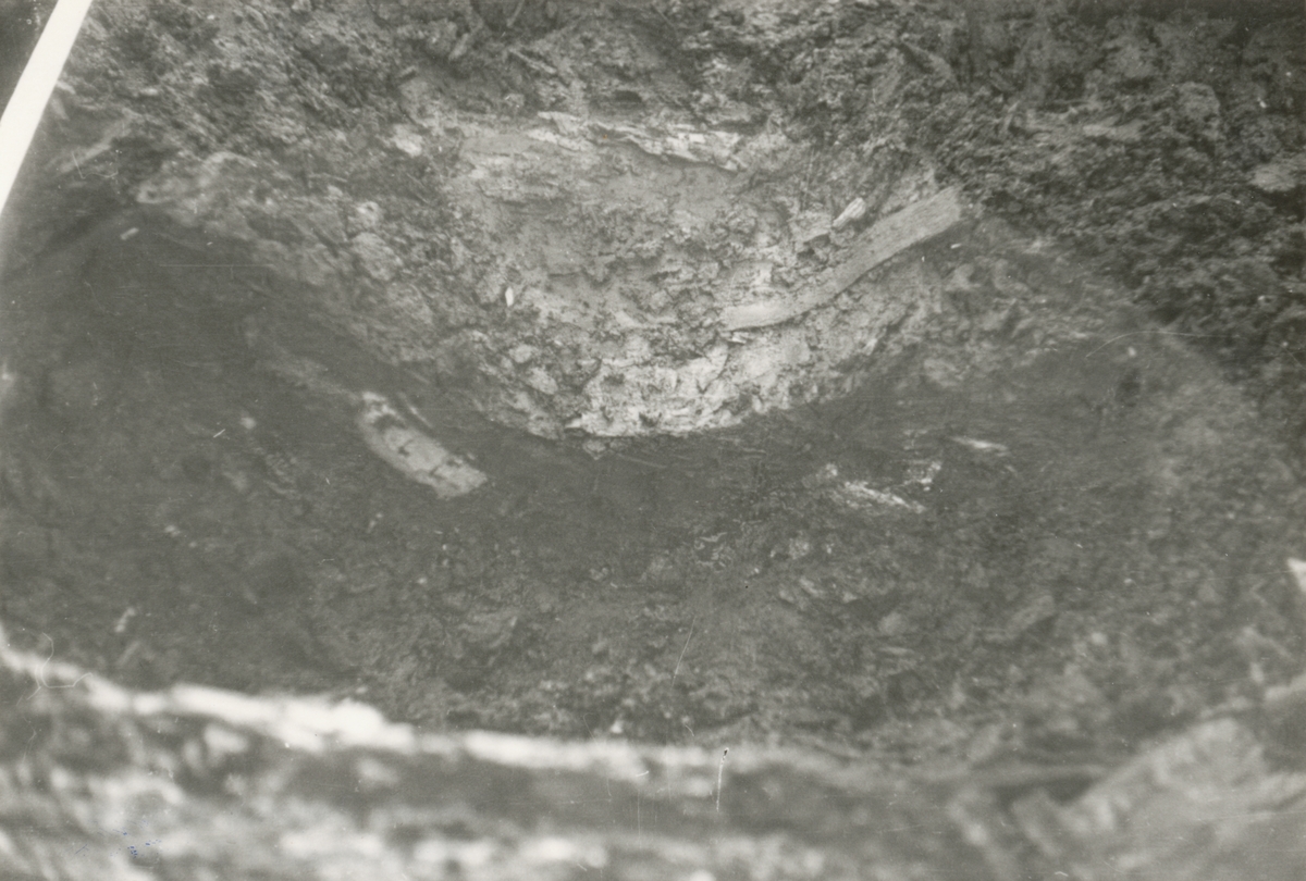 Dokumentasjonsbilder i serie fra arkeologiske utgravingar ved Borgund Prestegard 1940.