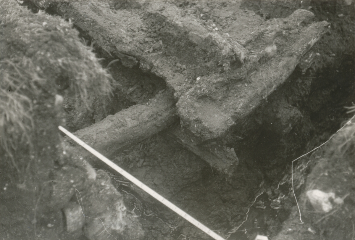 Dokumentasjonsbilder i serie fra arkeologiske utgravingar ved Borgund Prestegard 1940.