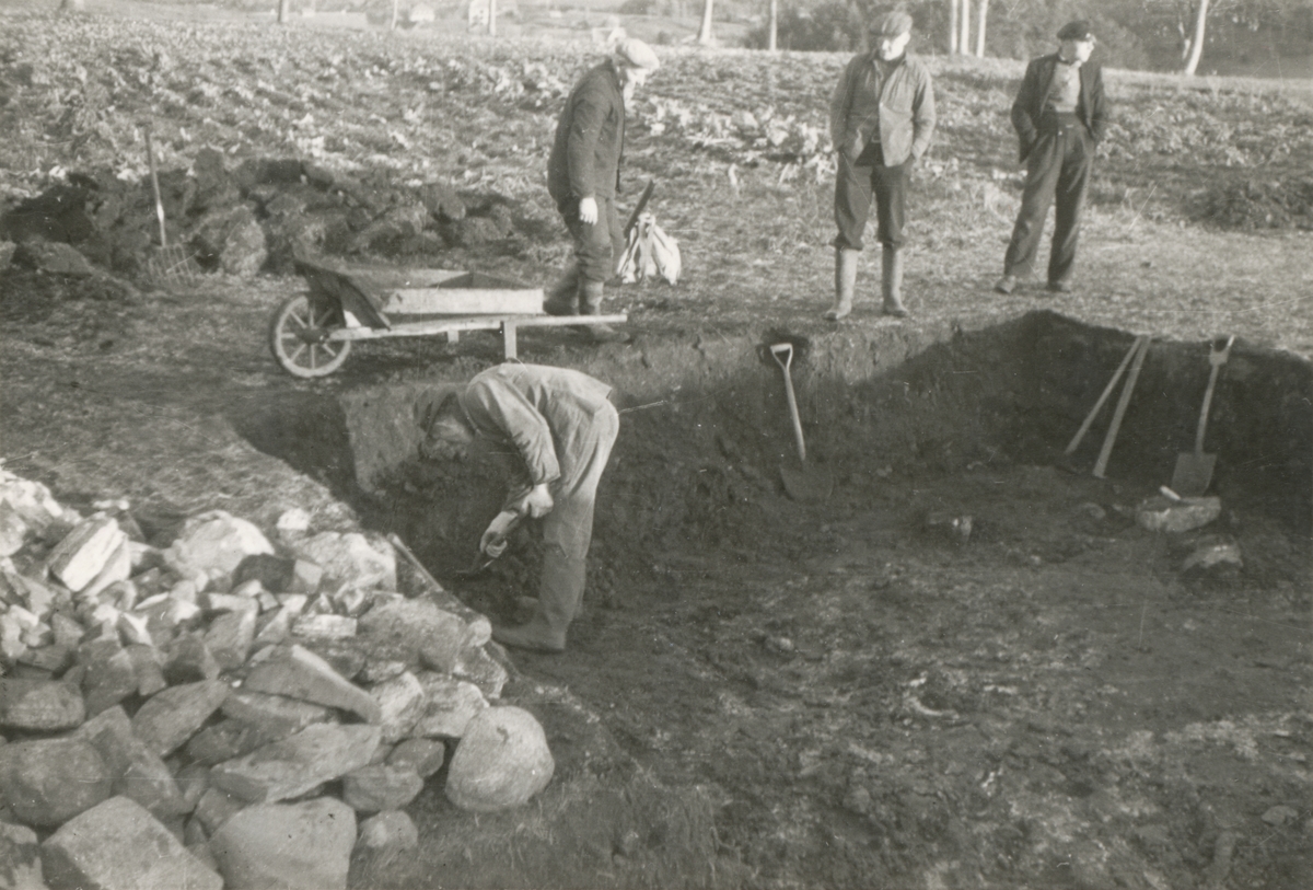 Dokumentasjonsbilder i serie fra arkeologiske utgravingar ved Borgund Prestegard 1940.