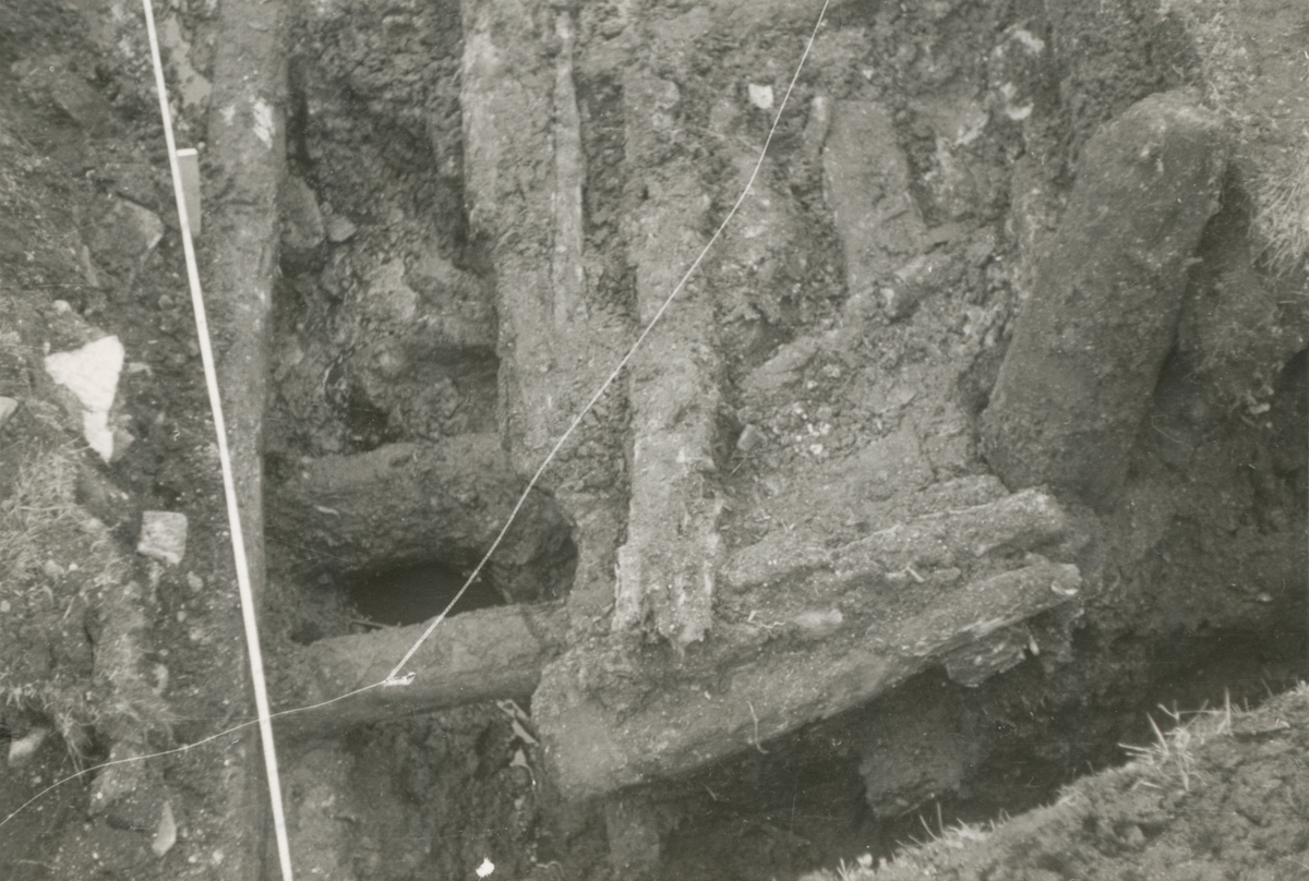 Dokumentasjonsbilder i serie fra arkeologiske utgravingar ved Borgund Prestegard 1940.