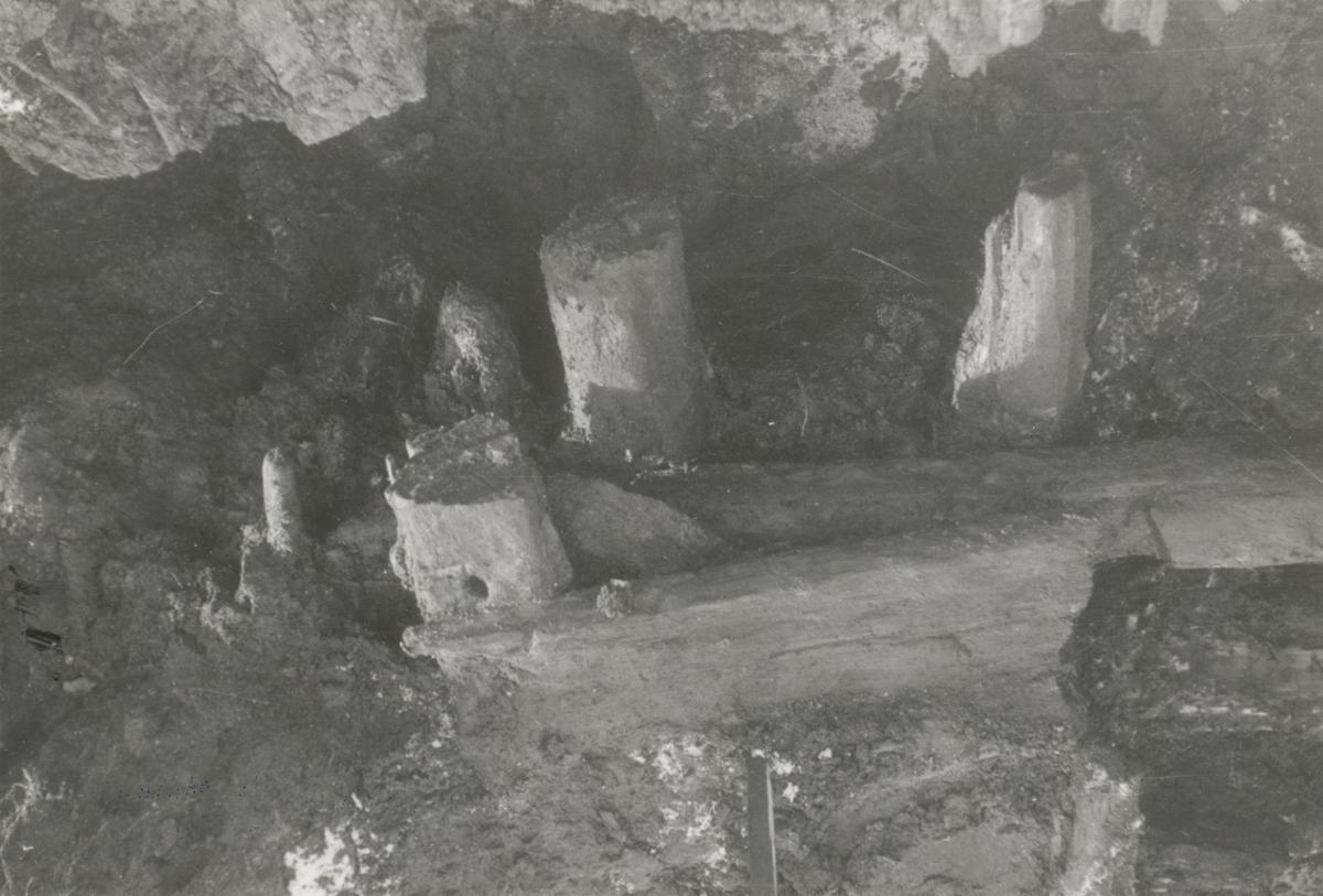 Dokumentasjonsbilder i serie fra arkeologiske utgravingar ved Borgund Prestegard 1940.