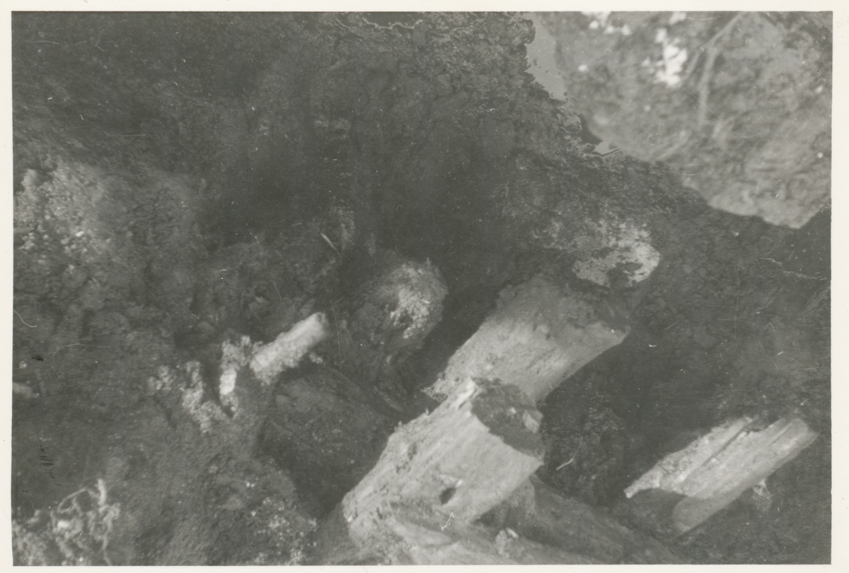Dokumentasjonsbilder i serie fra arkeologiske utgravingar ved Borgund Prestegard 1940.