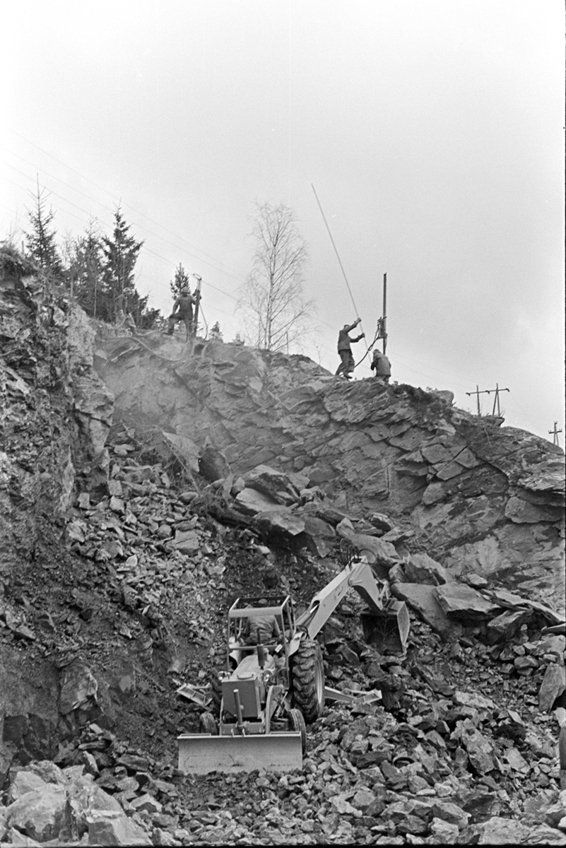 Vegarbeid mellom Espa og Strandlykkja, E6, anleggsmaskiner, sprengningsarbeid, traktorgraver,
