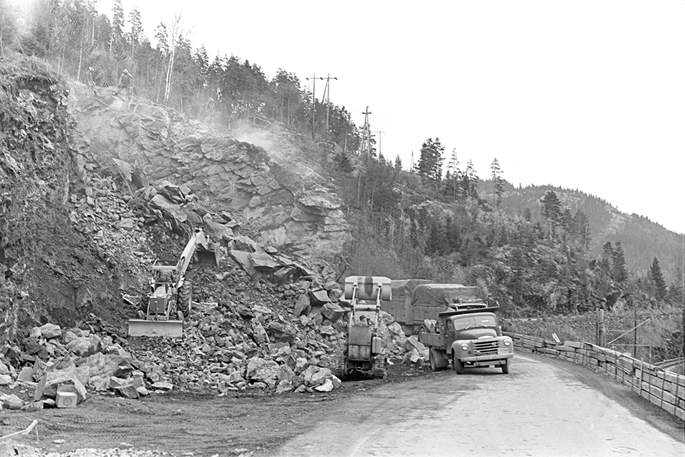 Vegarbeid mellom Espa og Strandlykkja, E6, anleggsmaskiner, fjellskjæring, lastebiler,
