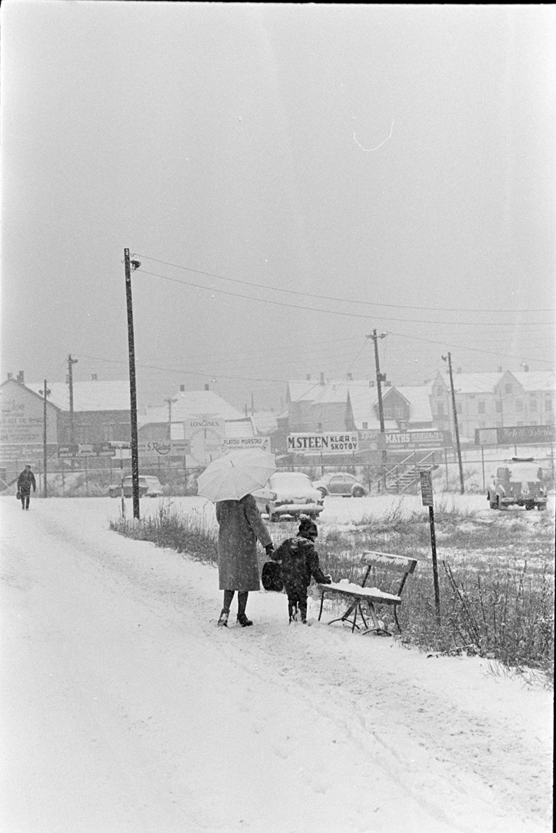Snøvær,vinter,paraply, Vangsvegen, Hamar.