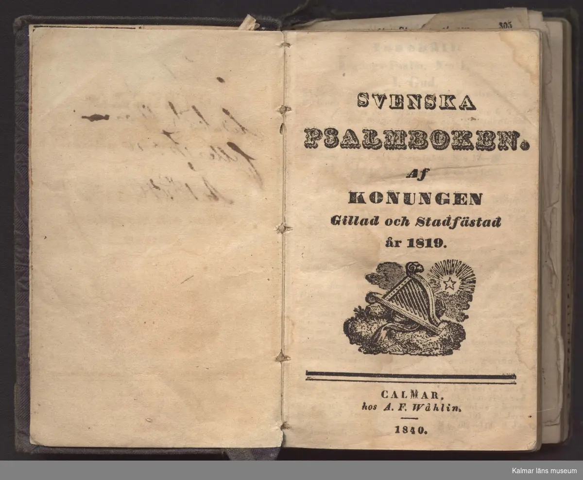 KLM 44442:6. Psalmbok. Pärmar med präglat sirligt blommönster, pärmens rygg saknas. Även i övrigt i dåligt skick. Titel: Svenska Psalmboken af konungen gillad och stadfästad år 1819, tryckt Calmar hos A F Wåhlin, 1840. Text på försättsbladets insida: Tillhörig Elisabeth Maria Callerström År 10/10 1840. Försäljningsetikett på främre pärmens insida: Säljes i Boktryckeri-boden i Westerwik, priset: 2 rd, 1 r?s.