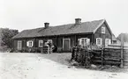 Gästgivaregården i Bröms, riven 1918.