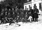 Infanterivolontärskolan Karlsborg, senare rekrytskolan för infanteriets off- och res. off. Aspiranter, 1878 - 1927. Gruppbild, officerare vid officervolontärskolan år 1895.