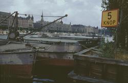 Pråmar på Galärvarvet vid mynningen av Djurgårdsbrunnsviken.