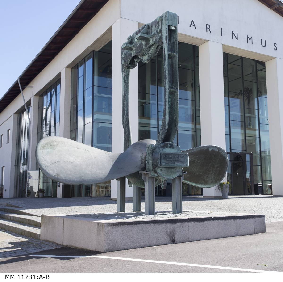 Tvåbladig propeller av brons från korvetten Saga. Propellern är lagrad i en lagerbock.