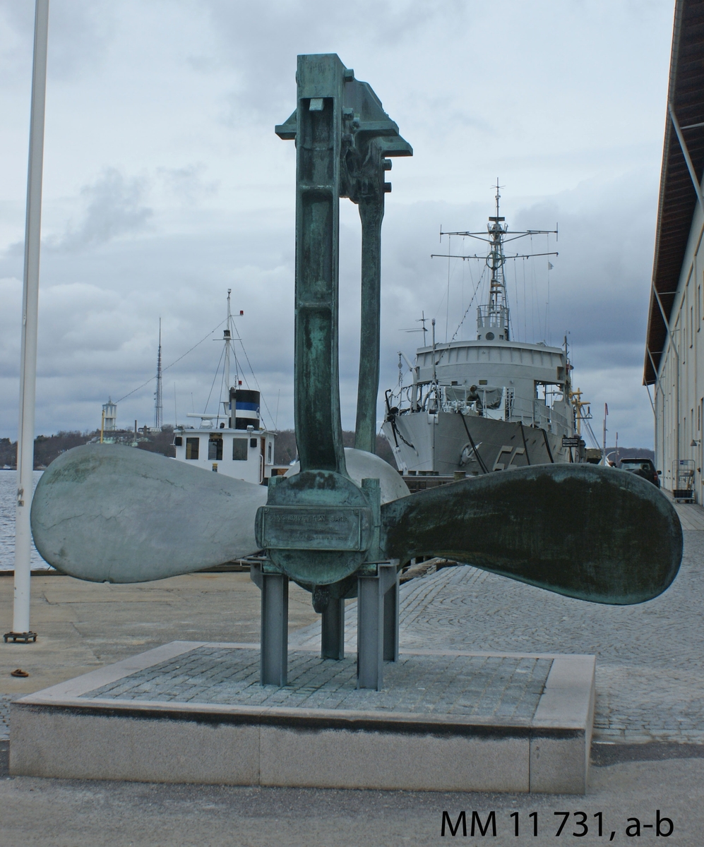 Tvåbladig propeller av brons från korvetten Saga. Propellern är lagrad i en lagerbock.