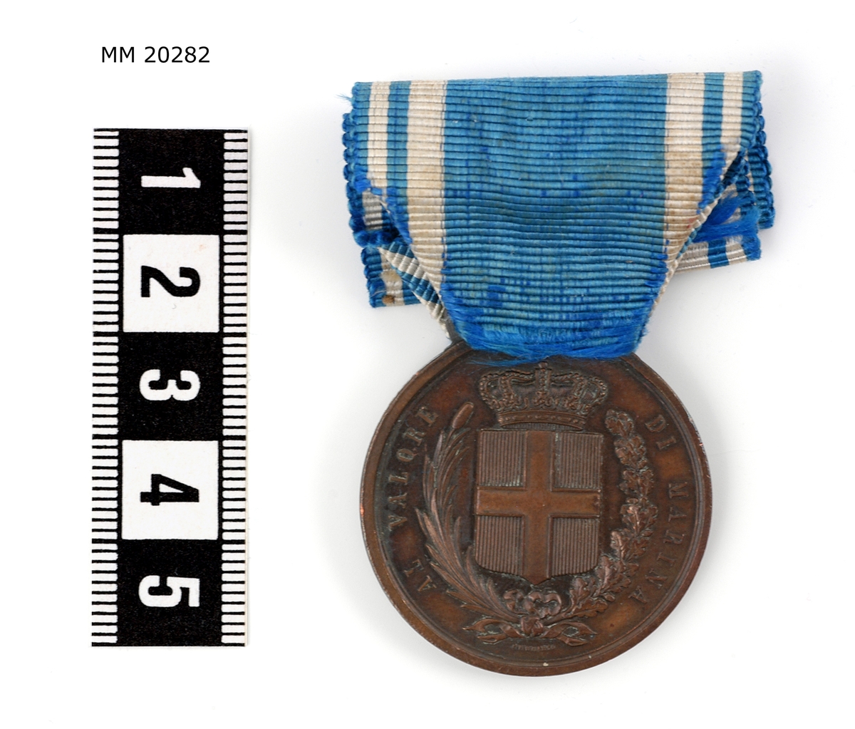Italiensk livräddningsmedalj, tilldelad räddningsmanskapet vid engelska emigrantångaren Utopias undergång på Gibraltar redd, den 17 mars 1891. I räddningsarbetet deltog även den svenska korvetten Freja. Av de 900 ombordvarande på Utopia räddades 300, varav korvetten Frejas båtar undsatte 43 personer. Övriga undsättningsfartyg var bl. a. engelska pansarfartygen, Camperdown och Anson, samt Rodney.

:1 Medalj av brons.
Åtsida: Sköld i relief med kors och krona. Runt skölden en bladkrans samt texten: ?Al Valore Di Marina.?
Frånsida: ?Ljunggren No. 9. 5 ^comp.^ Marinaro, 17. Marzo 1891, Gibilterra.? Runt texten en bladkrans.
Till medaljen är fastsatt ett blått band med vita ränder.
:2 Medaljen förvaras i en träask. Lockets utsida målad i silver med två korslagda unionsflaggor, svensk och norsk. Kanterna målade i guld, baksida svart. Invändigt klädd med röd sammet.