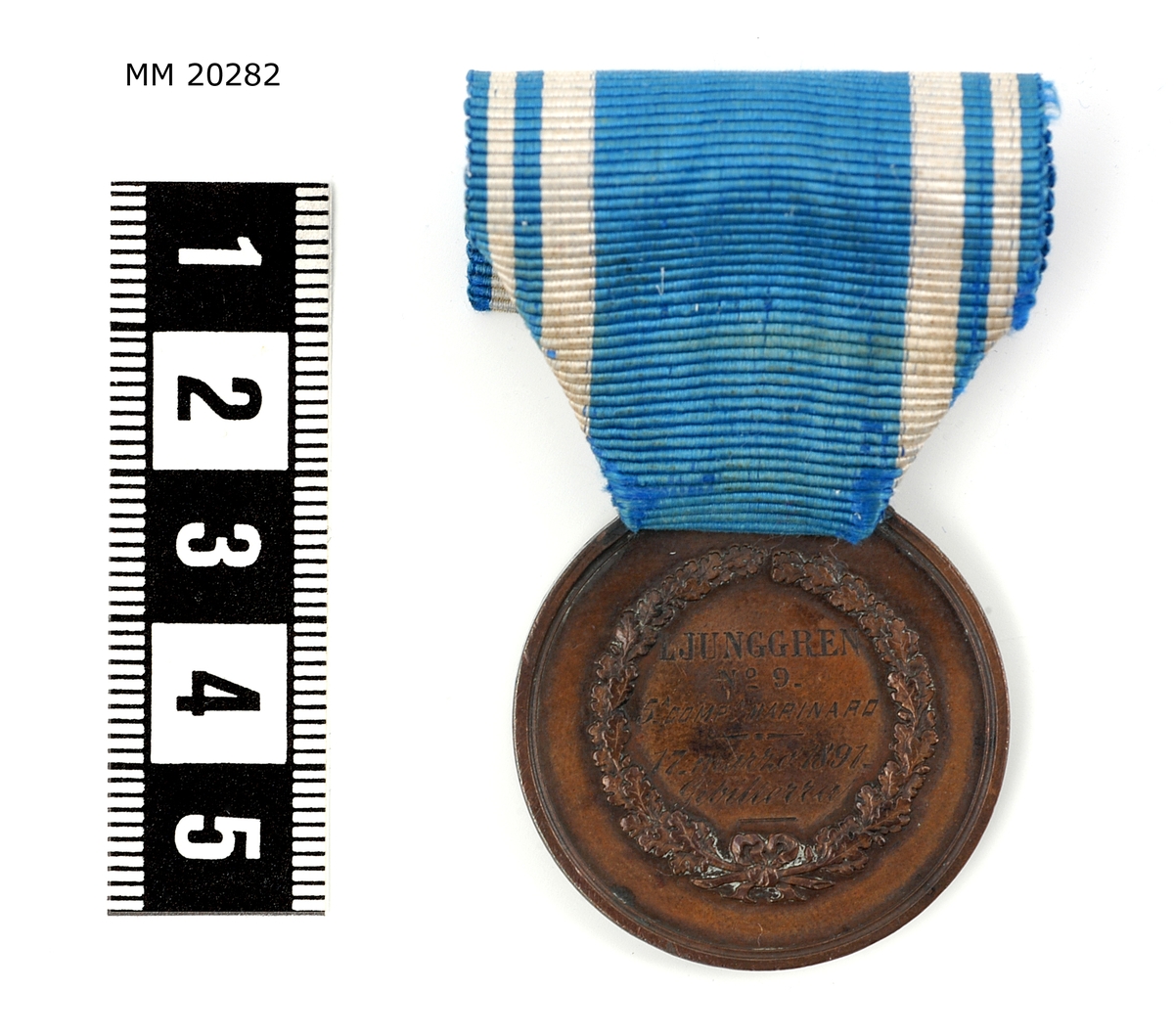 Italiensk livräddningsmedalj, tilldelad räddningsmanskapet vid engelska emigrantångaren Utopias undergång på Gibraltar redd, den 17 mars 1891. I räddningsarbetet deltog även den svenska korvetten Freja. Av de 900 ombordvarande på Utopia räddades 300, varav korvetten Frejas båtar undsatte 43 personer. Övriga undsättningsfartyg var bl. a. engelska pansarfartygen, Camperdown och Anson, samt Rodney.

:1 Medalj av brons.
Åtsida: Sköld i relief med kors och krona. Runt skölden en bladkrans samt texten: ?Al Valore Di Marina.?
Frånsida: ?Ljunggren No. 9. 5 ^comp.^ Marinaro, 17. Marzo 1891, Gibilterra.? Runt texten en bladkrans.
Till medaljen är fastsatt ett blått band med vita ränder.
:2 Medaljen förvaras i en träask. Lockets utsida målad i silver med två korslagda unionsflaggor, svensk och norsk. Kanterna målade i guld, baksida svart. Invändigt klädd med röd sammet.