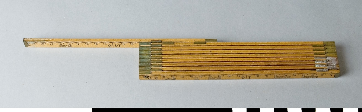 Meterstock av trä med vilken både ut- och invändiga mått kan tas. Den är 9- delad och har 1 ½ meters längd. Meterstocken är hopskjutbar. När den är hopskjuten är alla delar, förutom den första låsta. När den ska öppnas utdrages den första delen vilken då löser den andra o.s.v. På meterstocken är stämplat Interlox, MASTERSLIDE RULE, MASTERRULE, MFG CO. INC. N.Y. OUTSIDE MEASURE, PAT PEND. På sidan för invändigt mått står dessutom MADE IN USA samt i röd färg Inside Measure och READ HERE och en pil.

Funktion: Hopfällbar mätsticka