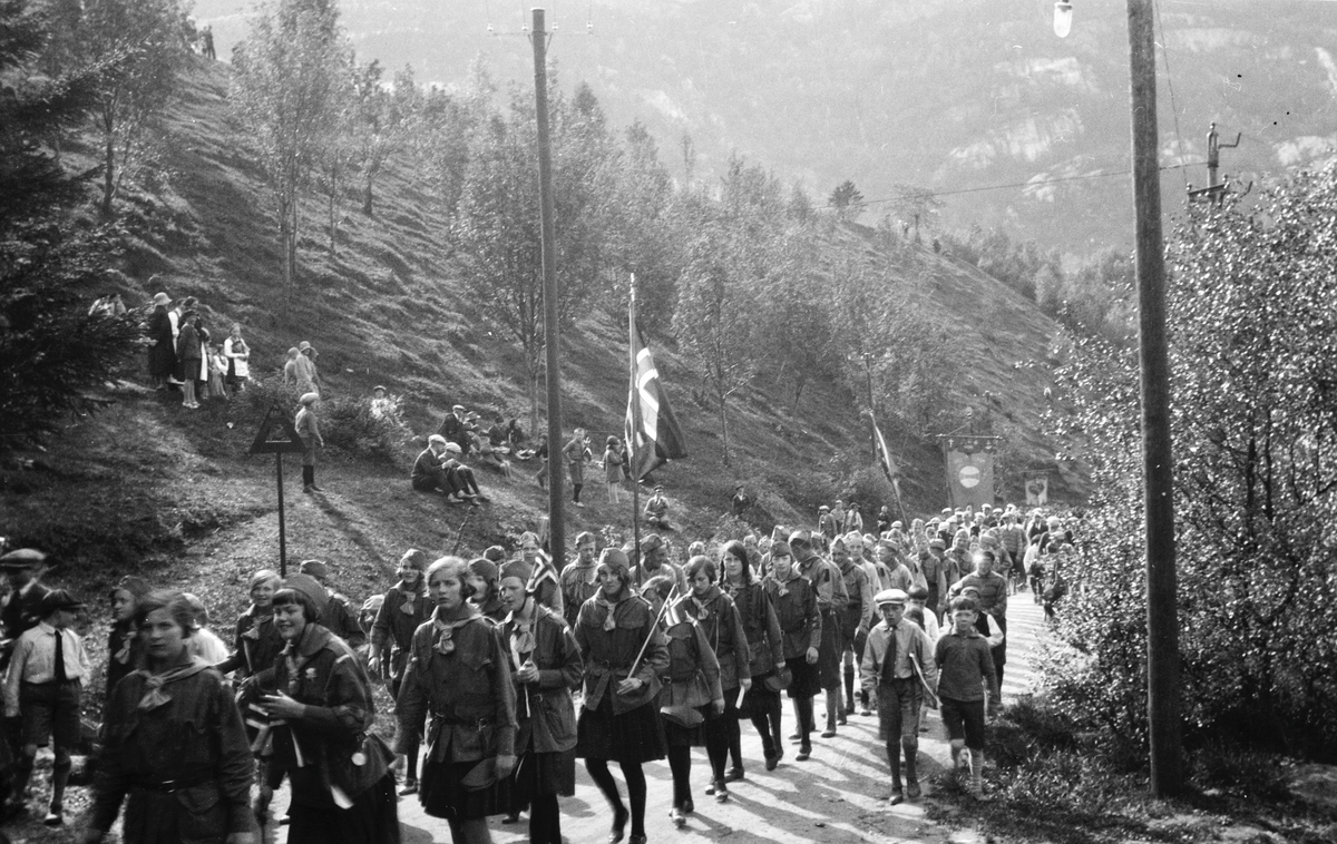 17. mai-tog opp Røldalsvegen, ved Høgabrotet i 1930