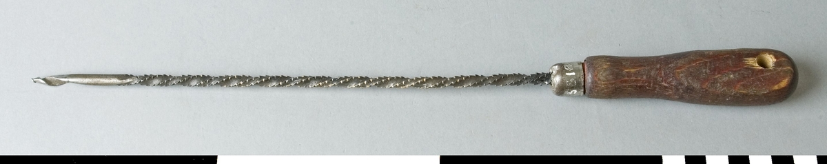 Handborren har en 250 mm lång spiralborr som är infäst i ett rödaktigt handtag av trä. Från handtaget och framåt är spiralborren räfflad till en längd av 210 mm. Detta gör att den har relativt vasst tandade åsar. Ett hål är borrat i den övre änden av skaftet. Avsedd för raspning av hål.

Funktion: Raspning av hål