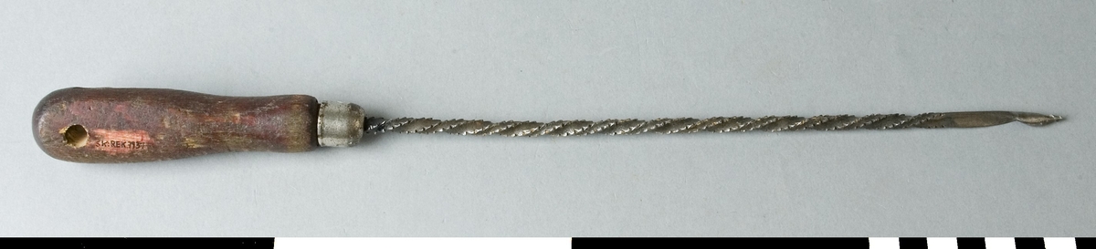Handborren har en 250 mm lång spiralborr som är infäst i ett rödaktigt handtag av trä. Från handtaget och framåt är spiralborren räfflad till en längd av 210 mm. Detta gör att den har relativt vasst tandade åsar. Ett hål är borrat i den övre änden av skaftet. Avsedd för raspning av hål.

Funktion: Raspning av hål
