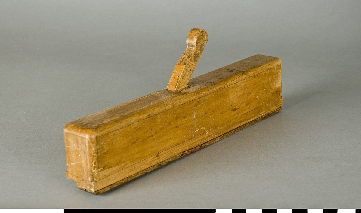 Profilhyvel av trä. Stocken av bok. Sulan av ek. Hyveljärn av stål. Dekorränder. Användes för att göra dekorativa profiler på snickerier.

Funktion: Formning av profilerade kanter