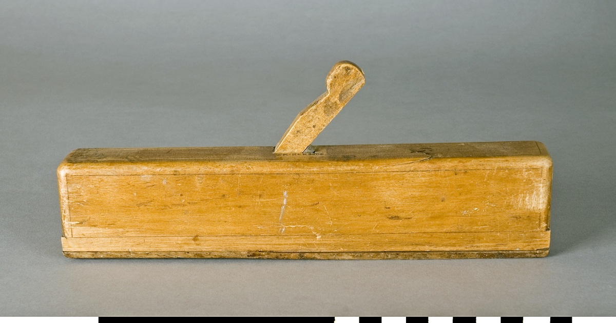 Profilhyvel av trä. Stocken av bok. Sulan av ek. Hyveljärn av stål. Dekorränder. Användes för att göra dekorativa profiler på snickerier.

Funktion: Formning av profilerade kanter