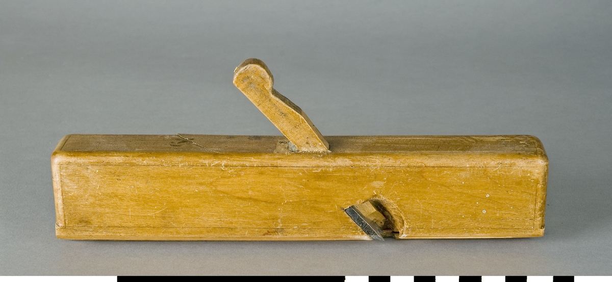 Profilhyvel av trä. Stocken av bok. Sulan av ek. Hyveljärn av stål. Dekorränder. Användes för att göra dekorativa profiler på snickerier.

Funktion: Formning av profilerade kanter