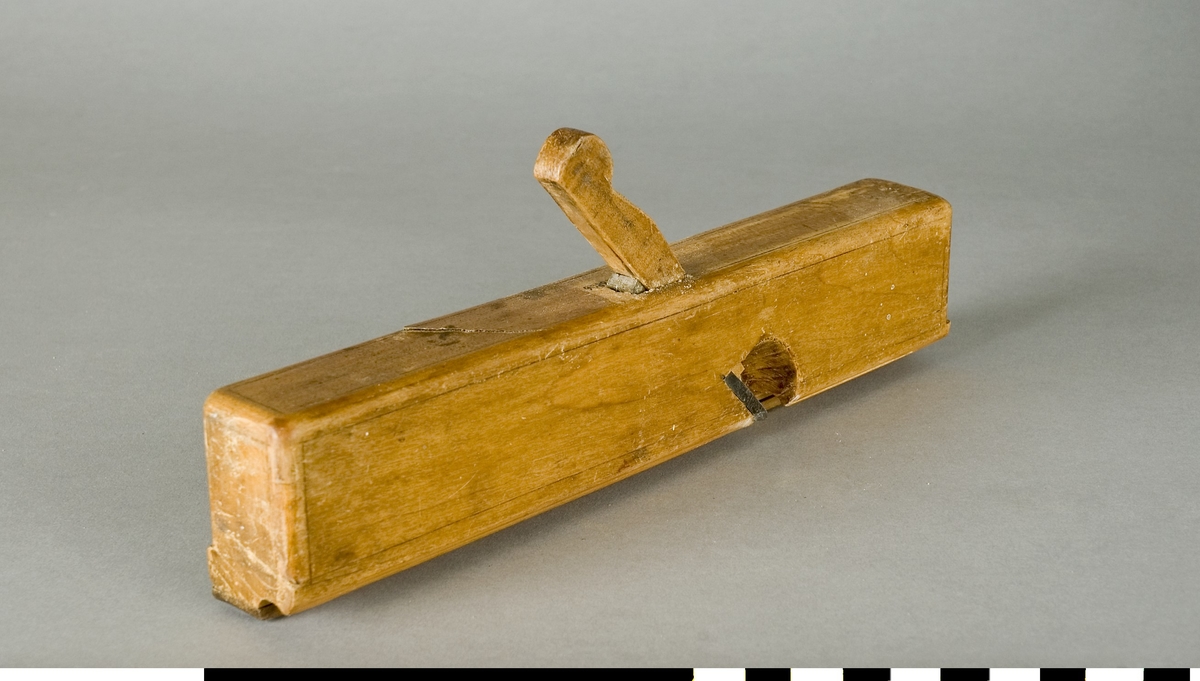 Profilhyvel av trä. Stocken av bok. Sulan av ek. Hyveljärn av stål. Dekorränder. Användes för att göra dekorativa profiler på snickerier.

Funktion: Formning av profilerade kanter