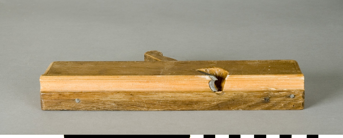 Profilhyvel av trä. Stocken av bok. Sulan av ek. Hyveljärn av stål. Dekorränder. Användes för att göra dekorativa profiler på snickerier.

Funktion: Formning av profilerade kanter