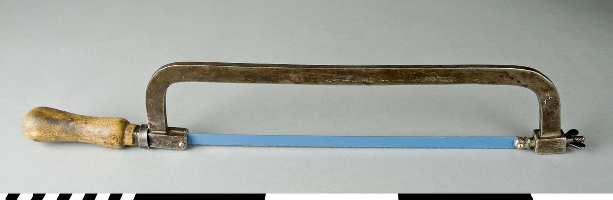 Bågfil med både och blad av stål. Skaft av björk. Bladet är i främre änden av bågen fäst med vingmutter och i den bakre med skruv. På bågen är instämplat BR.V.Berg.

Funktion: Sågning av metall