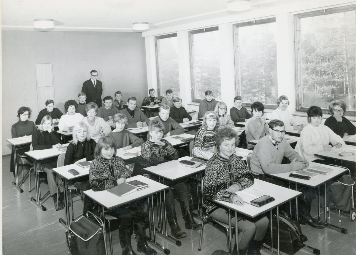 Hallingdal Realskule1962-63.
1rekkje frå v. Gunnbjørg Kinnebergbråten,Tormod Smøttebråten, Else Andersen og Anne Løstegård.
2.rekkje frå v. Anne Kari Svang, Ingeborg Løstegård, Aslaug Jondalen, Liv Runderheim og Gudrum Hoftun Dokken.
3.rekkje frå v. Eli Holde, Margit Berg, Tor Bakken, Live Karin Faraasen og Torbjørn Rensel.
4.rekkje frå v. Berit Helen Personbråten, Britt Karin Tubbehaugen, Guttorm Frøysok, Bjørn Navrud og Ukjent.
5.rekkje frå v. Ingebjørg Neverdal, Kari Berit Rudningen, Ole Johnny Glomsrud og Øystein Kjerulf Brenno.
Bakerste rekkje frå v. Nils Anders Fekene, Harald Braaten, Kjell Skredderberget og Frode Asbjørn Steikjer.
Lærar Lars Skonnor.
