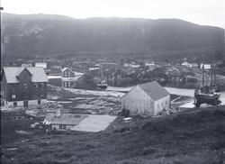 Fiskevær, bygninger, havn, fartøyer