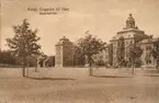 Kaserngården med träplanteringar och kansliehuset längst till höger, Livgardet till häst.