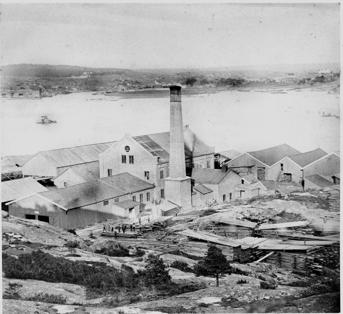 Gresvik Brug
Gressvik Bruk
Snekkerverksted
Valhalla i bakgrunnen (på fjellet)
Gutzeit-saga i bakgrunnen (Seiersten)
Floa (vannspeilet mellom Gresvik og Fredrikstad)
FMV-området (kommer senere bak og til høyre på bildet)