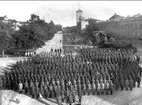 Gruppbild, ingenjörkåren ovanför götiska valvet omkr 1905. Musikpaviljong i bakgrunden.