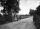 Karlsborg, Hanken. Storgrinden vid grindstugan i Hanken. Kortet är taget omkr. år 1920.