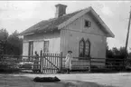 Karlsborg, Hanken. Storgrinden vid grindstugan i Hanken. Kortet är taget omkr. år 1920.